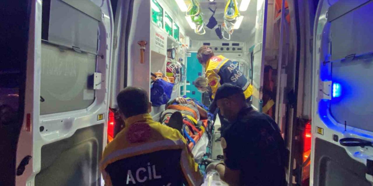 Tem’de Bariyerlere Çarpan Otomobil Hurdaya Döndü: 3 Yaralı