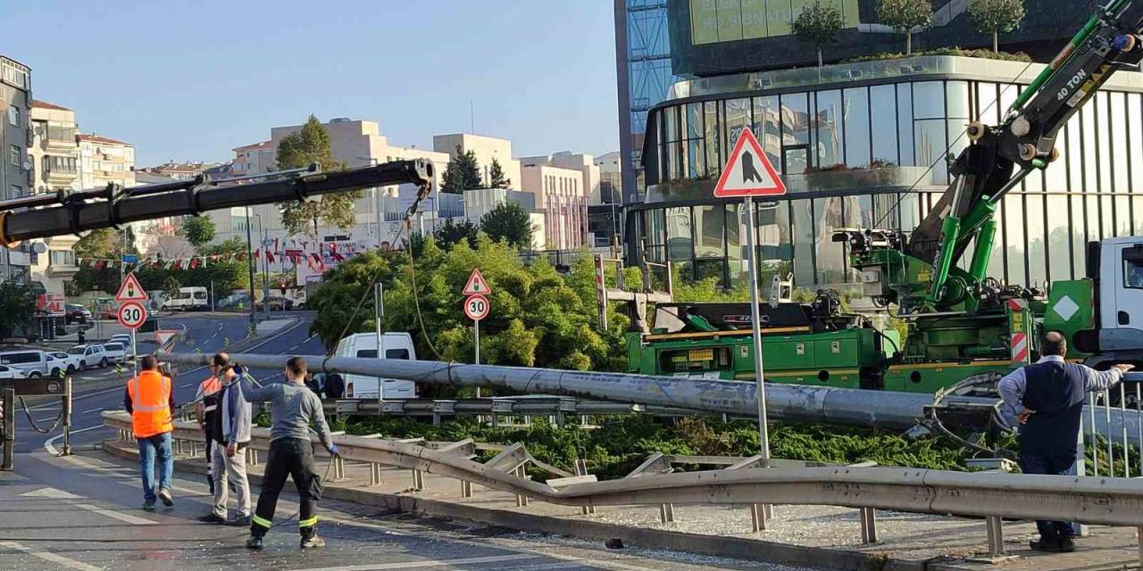 Bahçelievler’de İett Şoförünün Çarpıp Yola Devirdiği Direk Kaldırıldı, Trafik Normale Döndü