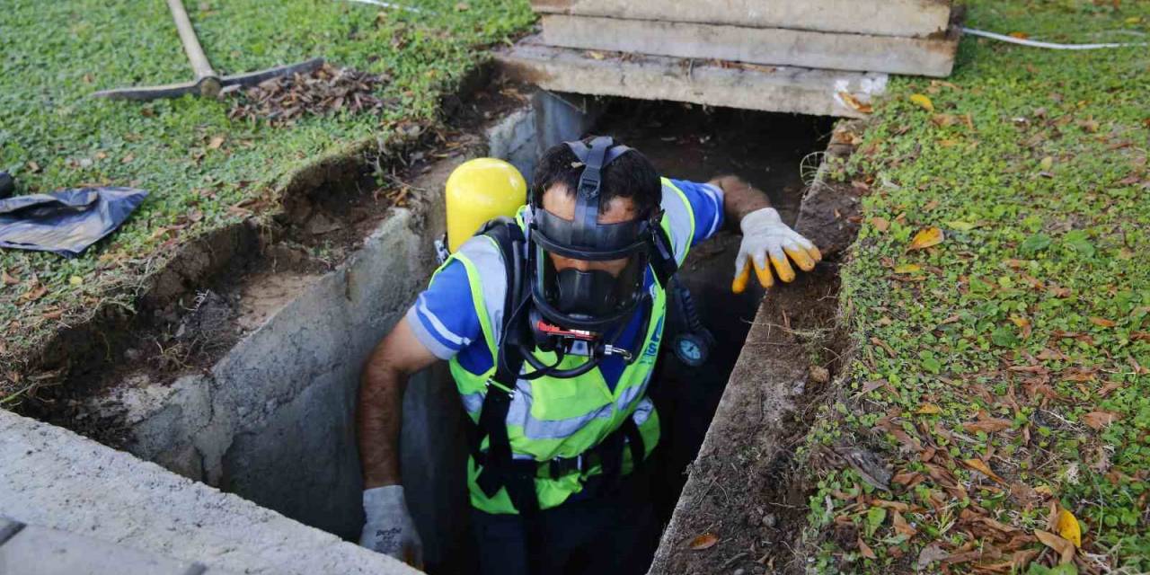 Asat Yağmur Suyu Hatlarını Temizliyor