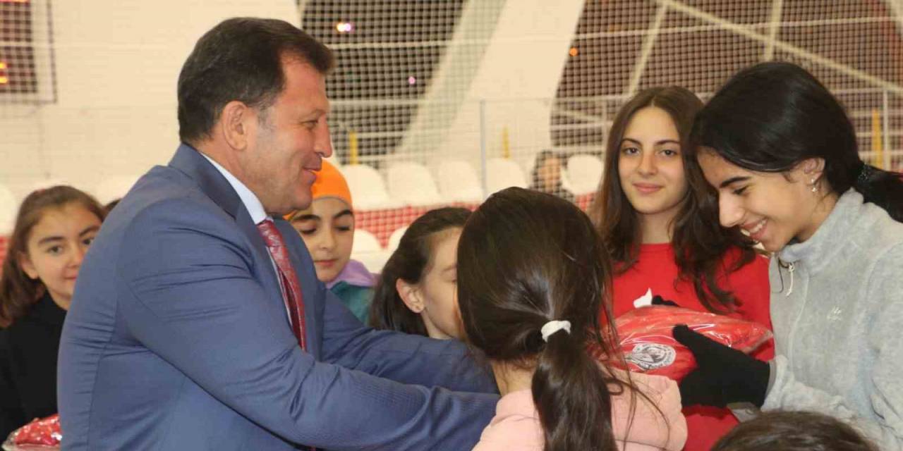 Kayseri Gençlik Ve Spor Kulübü Artistik Buz Pateni Takımına Malzeme Dağıtımı Yapıldı