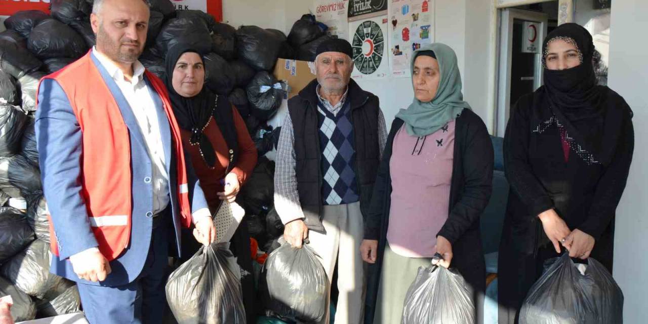 Kızılay’dan 200 Kişiye Giyim Yardımı