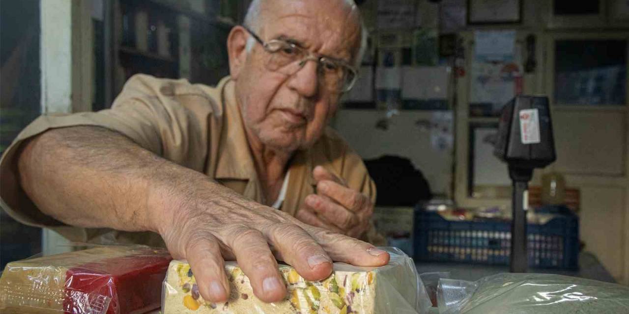 95 Yıldır İzmir’de Aynı Yerinde, Bu Helvacının Namı Türkiye’ye Yayıldı