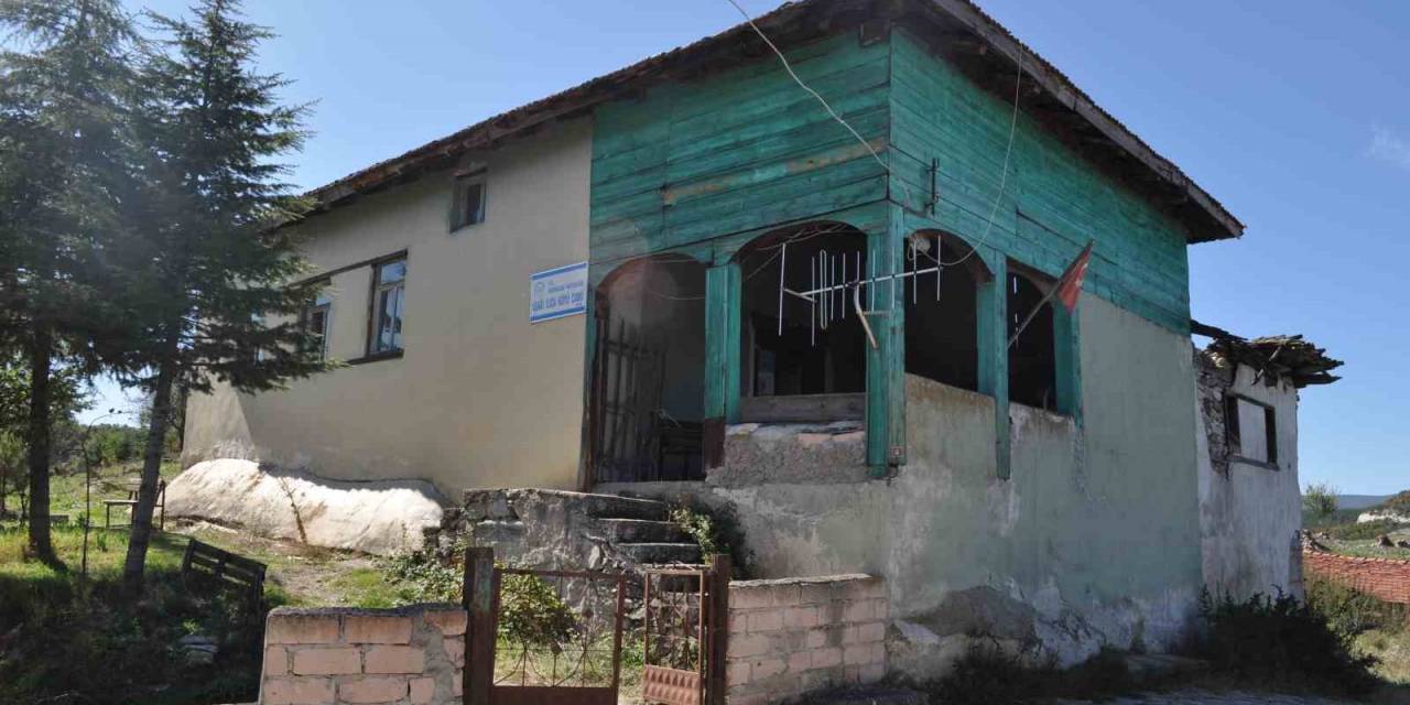 Yaklaşık 2 Asırlık Tarihi Cami Bakımsızlıktan Dökülüyor