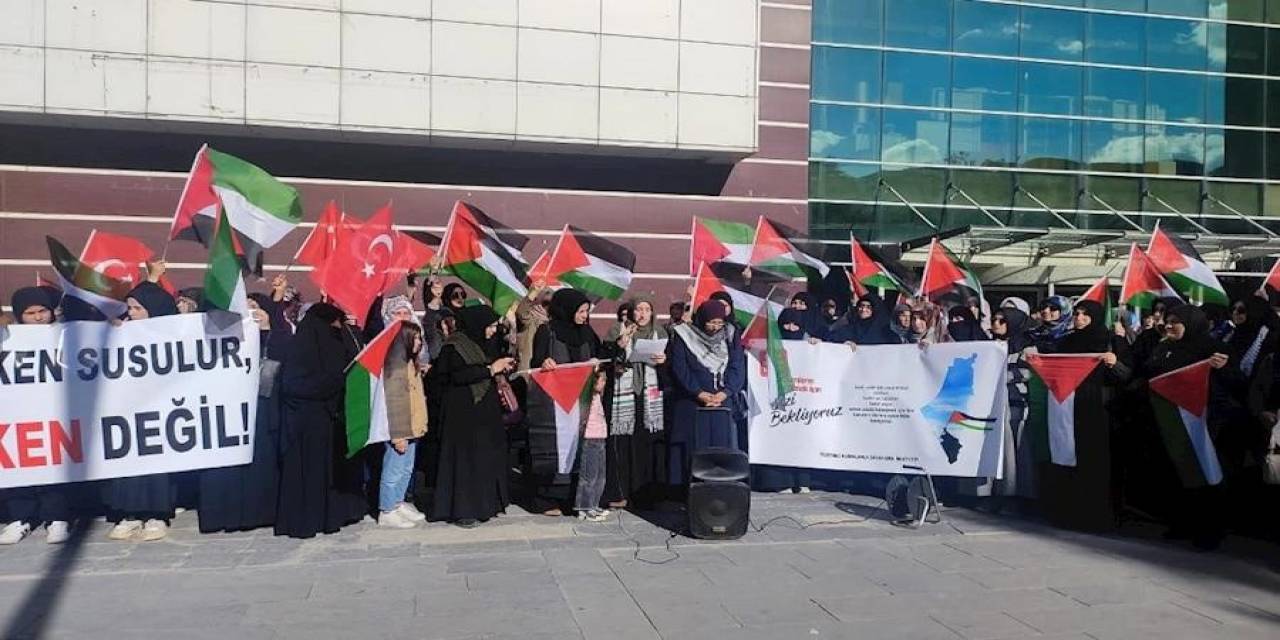 Tatvanlı Kadınlardan Filistin İçin “Sessiz Oturma” Eylemi