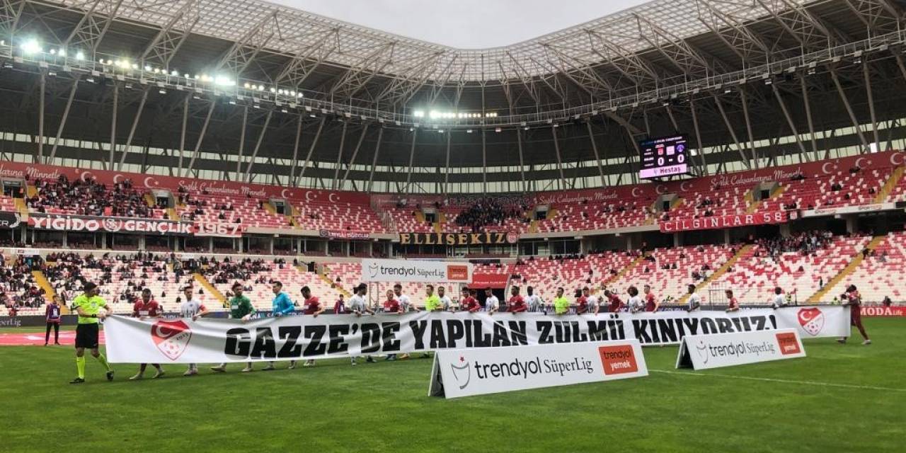 Sivasspor-kasımpaşa Maçı Öncesi Filistin’e Destek Pankartı