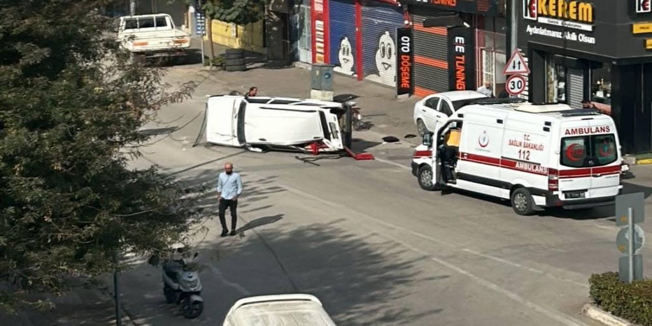 Park Halindeki Otomobile Çarptı: 2 Yaralı
