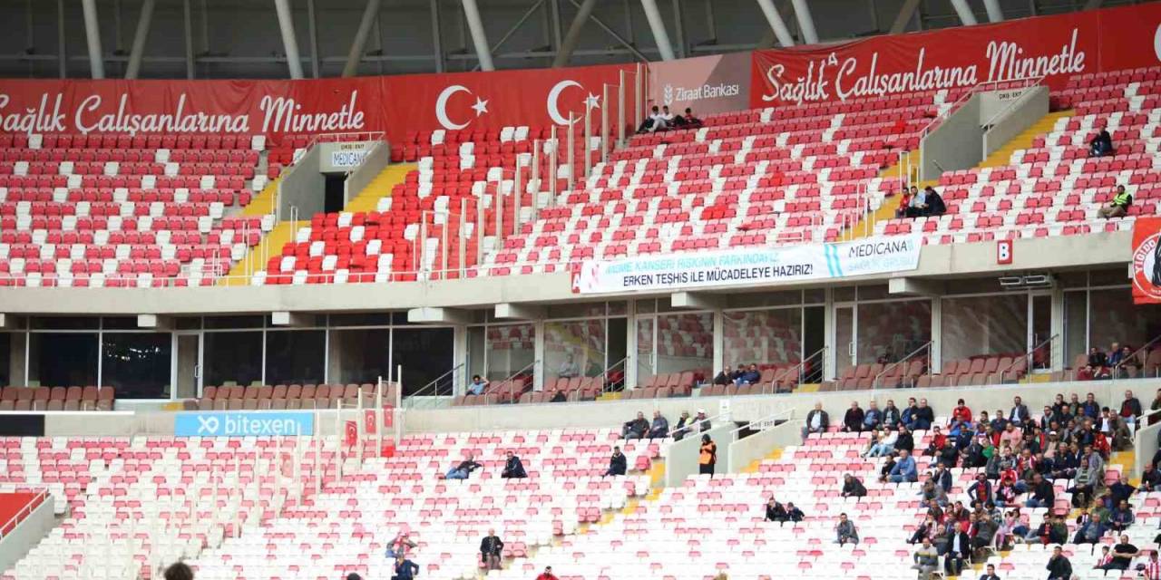 Sivassporlu Taraftarlar Kasımpaşa Maçına İlgi Göstermedi