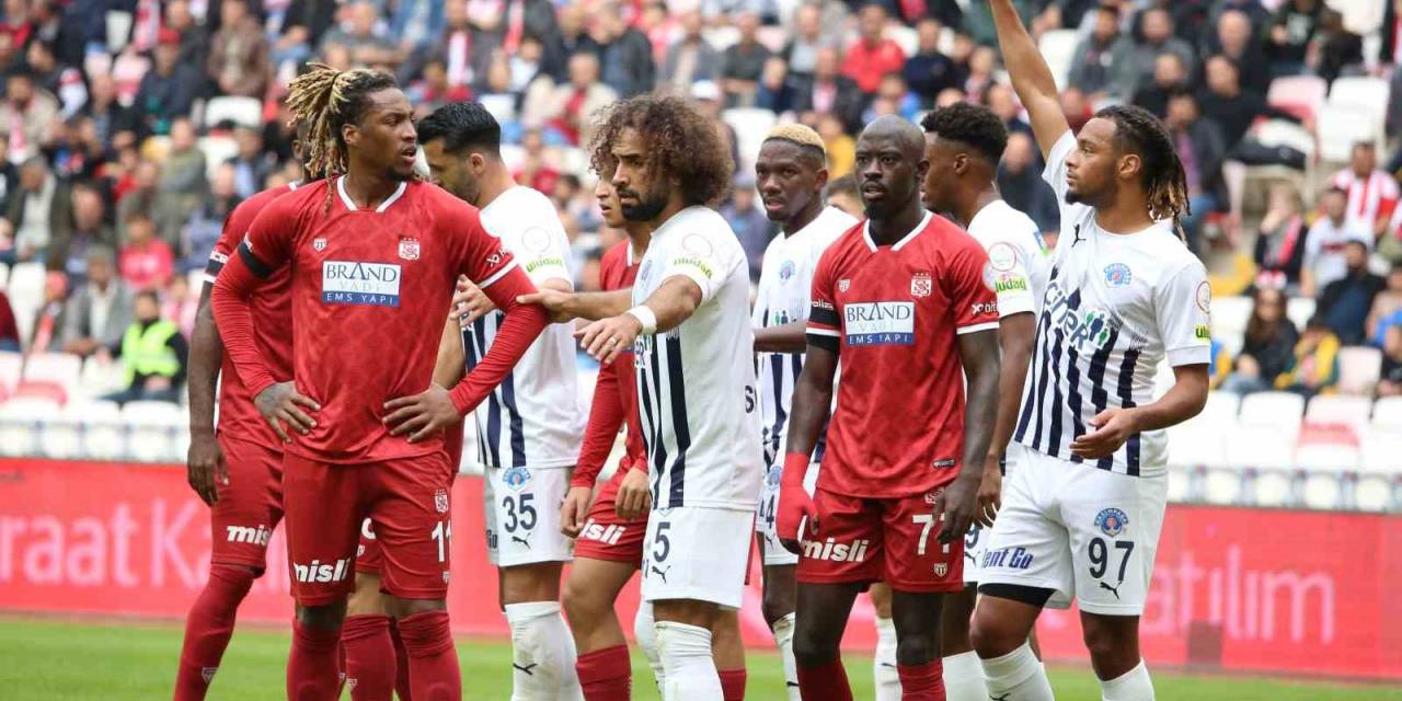 Trendyol Süper Lig: E.y. Sivasspor: 0 - Kasımpaşa: 0 (İlk Yarı)