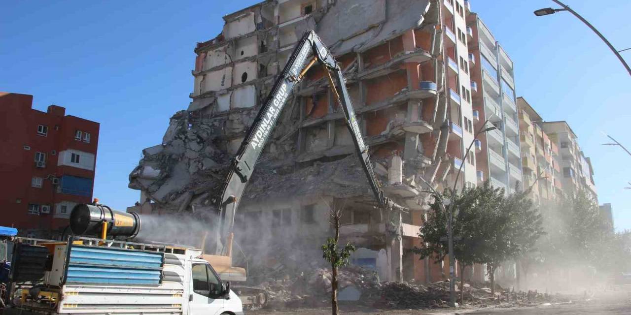 Batman’da Depremde Ağır Hasar Alan Binalar Yıkılmaya Devam Ediyor