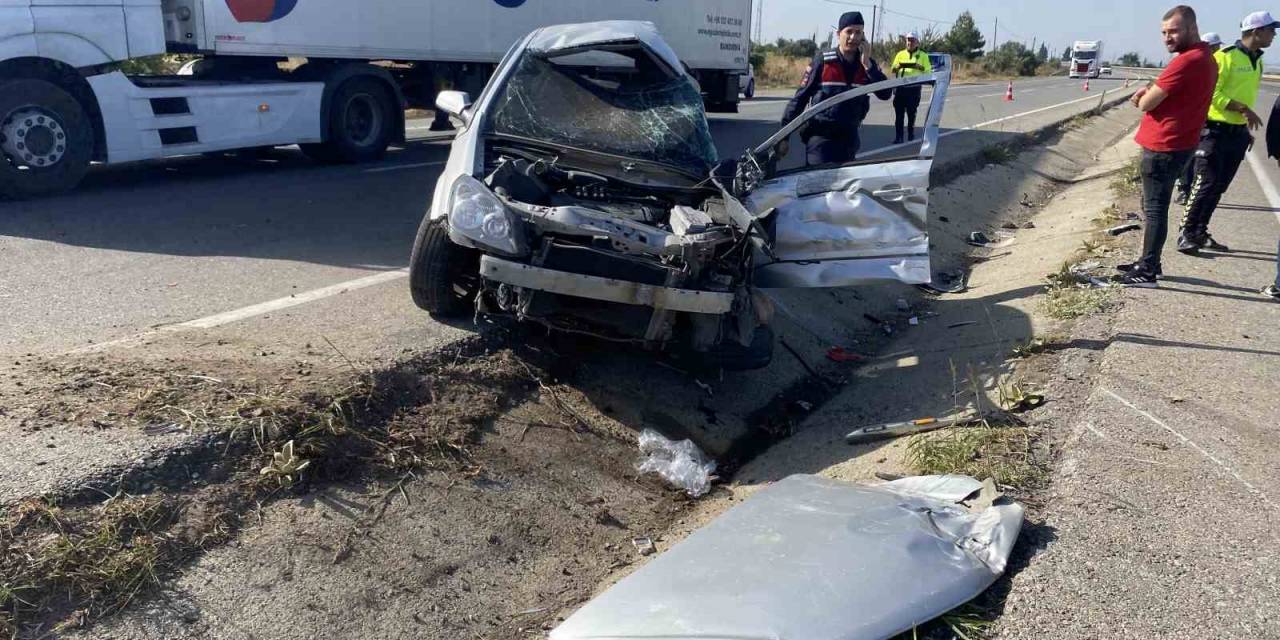 Kontrolden Çıkan Otomobil Karşı Şeride Geçip Kamyona Çarptı: 3 Yaralı
