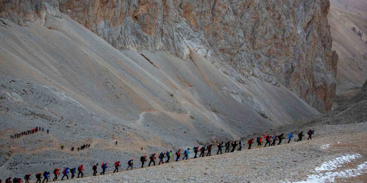 Dağcılar Cumhuriyetin 100. Yılını Aladağlar Zirvesinde Kutladı