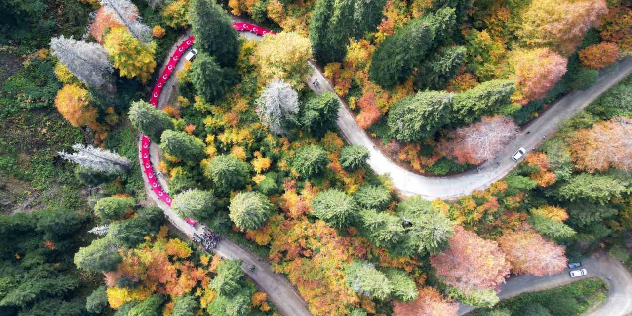 Cumhuriyetin 100. Yılında 100 Metrelik Bayrakla Örümcek Ormanları’nda Yürüdüler