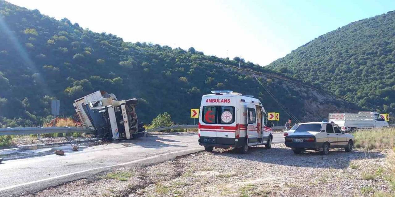 Şarampole Devrilen Kamyonun Sürücüsü Yaralandı