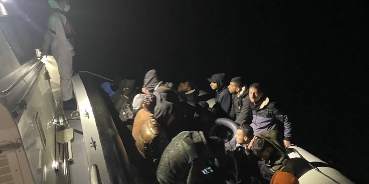 Ayvacık Açıklarında 23 Kaçak Göçmen Yakalandı