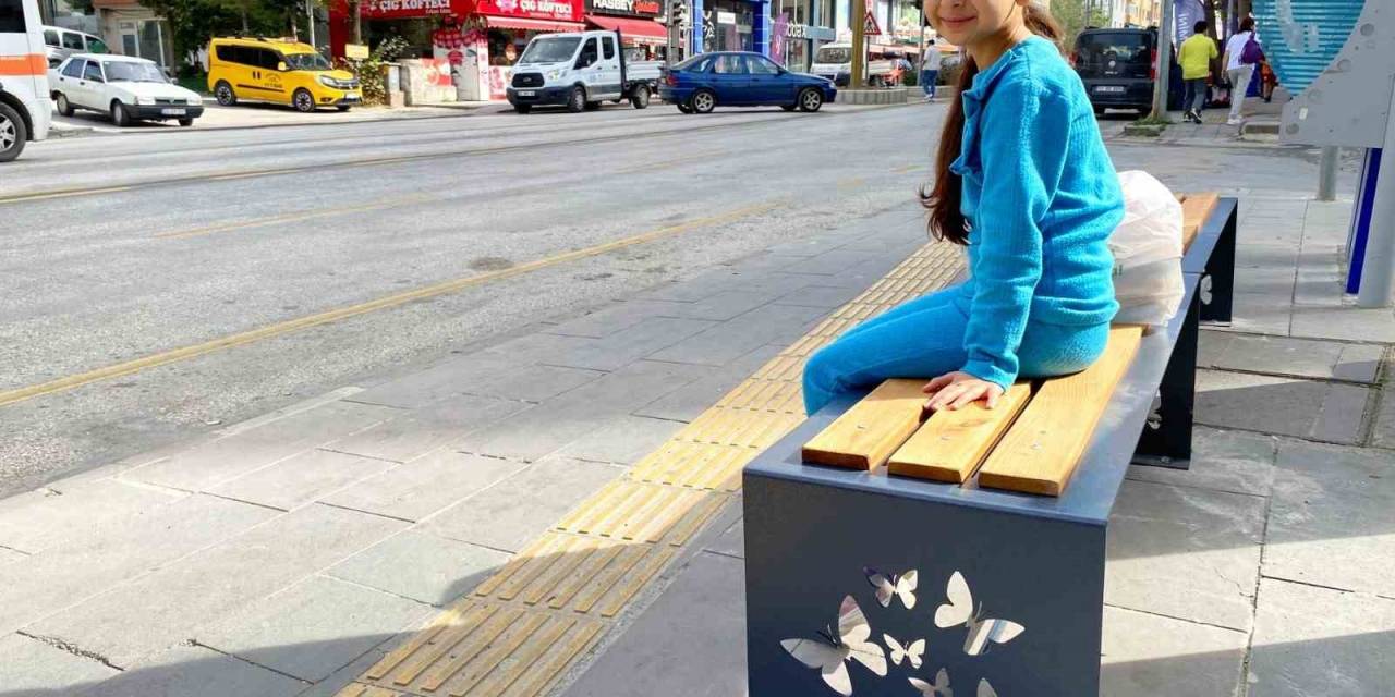 Bozüyük’te Ana Caddeye Yerleştirilen Dekoratif Banklar