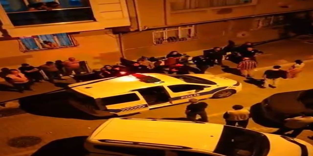 Esenyurt’ta Babasını Dövüp, Mahalleli İle Kavga Eden Adam Kamerada