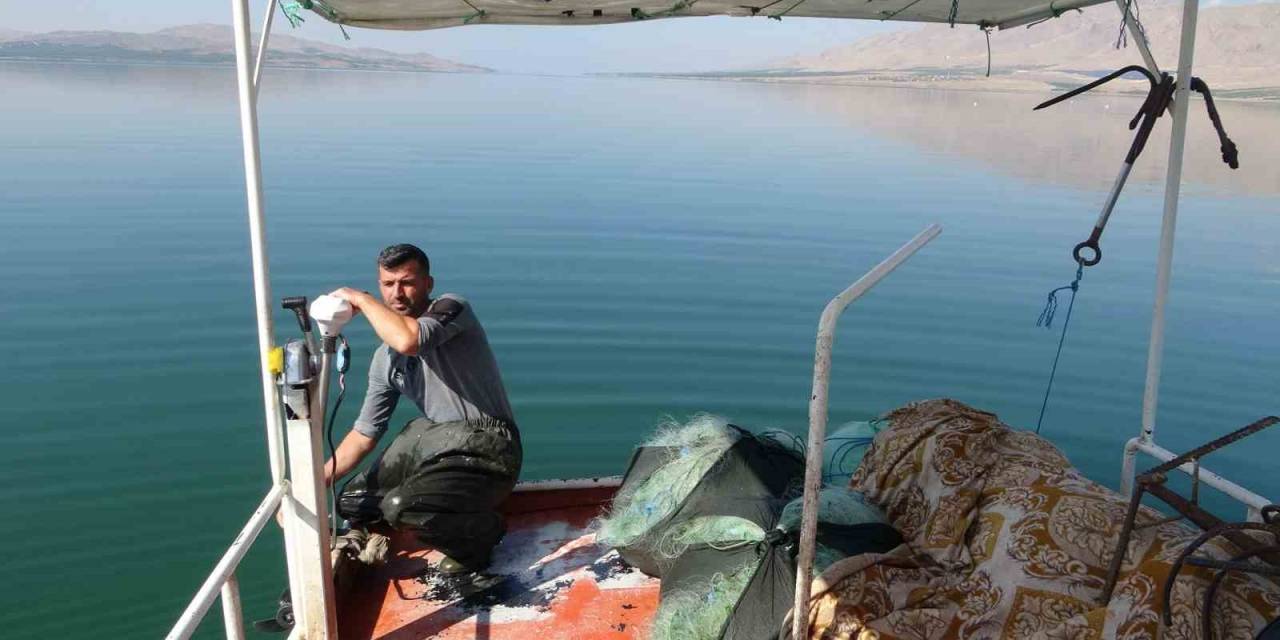 Karakaya Barajı Balıkçıların Ekmek Teknesi Oldu