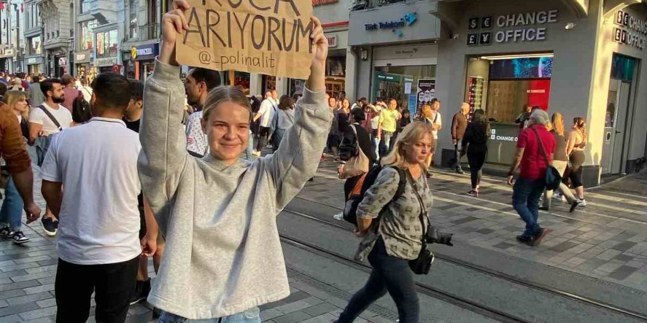 Taksim’de İlginç Olay: Belaruslu Genç Kadın “Koca Arıyorum” Dövizi Açtı