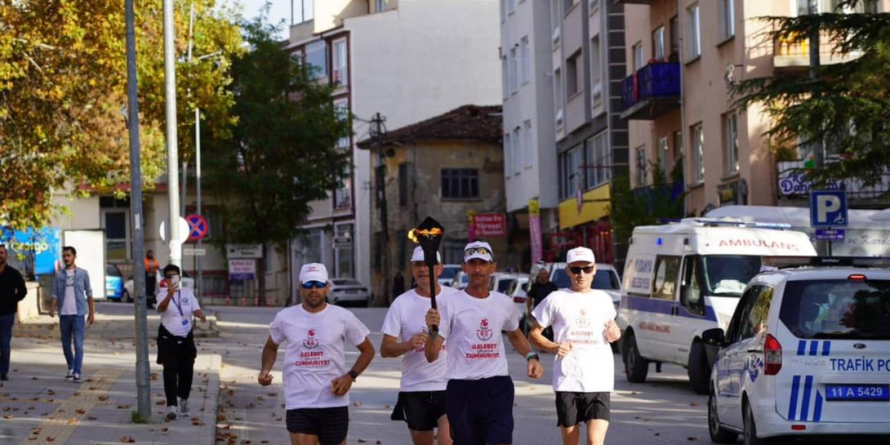 Cumhuriyet Meşalesini Çankaya’ya Taşıyan Sporcular Bilecik’ten Geçti