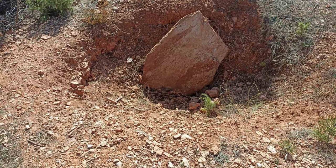 Gediz’de Tarihi Mezarların Bulunduğu Alan Defineciler Tarafından Tahrip Edildi