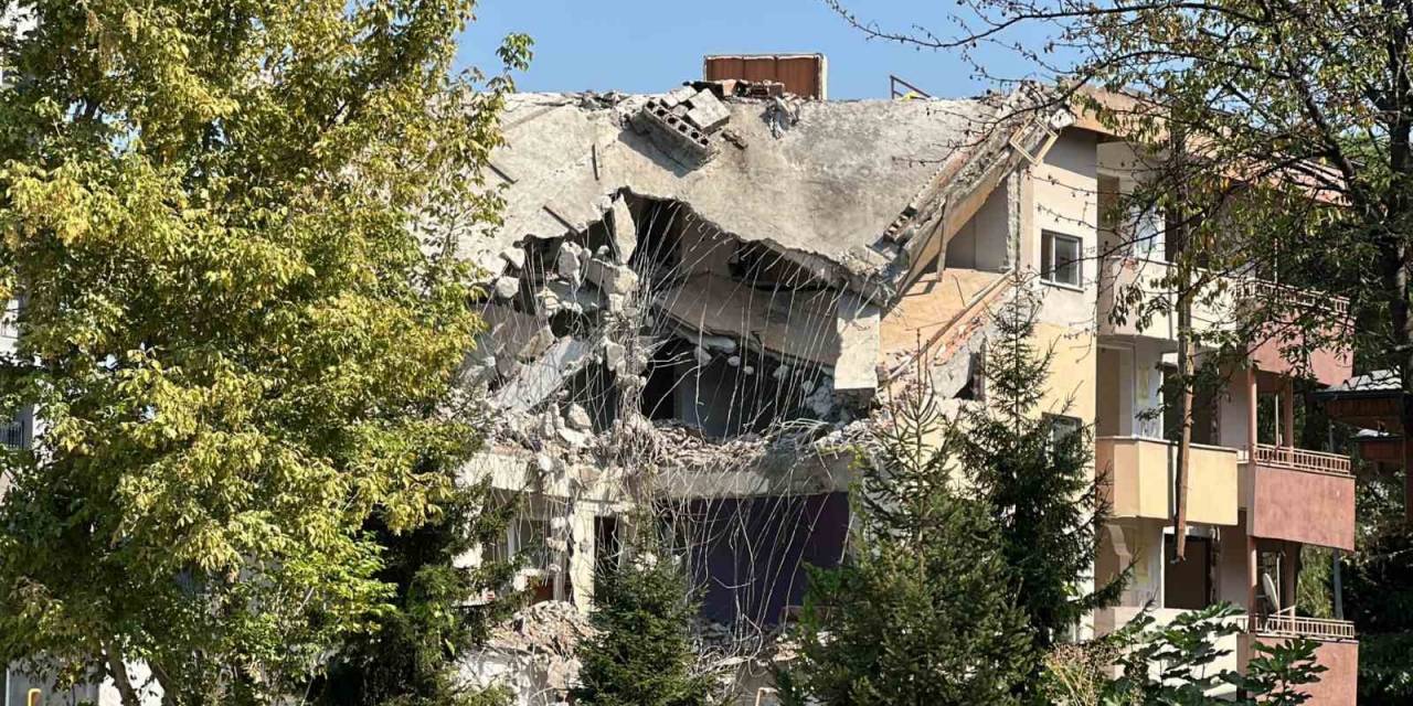 Düzce’de Kentsel Dönüşüme Giren Yapılar Yıkılıyor