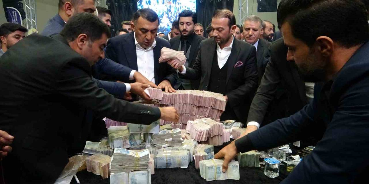 10 Bin Kişinin Katıldığı Düğünde Damada 10 Milyon Tl, Geline İse Kilolarca Altın Takıldı