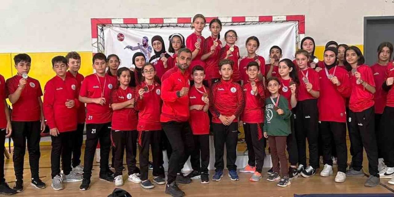 Körfezli Karateciler Madalyalarla Döndü