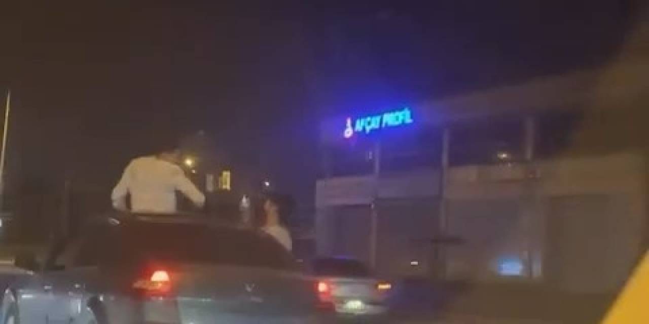 Canlı Yayın Yaparken Kazaya Şahit Oldular: Kontrolden Çıkan Araç Böyle Savruldu