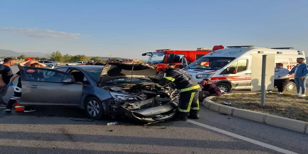 Sabıkalı Kavşakta İki Araç Çarpıştı: 1 Ölü, 5 Yaralı