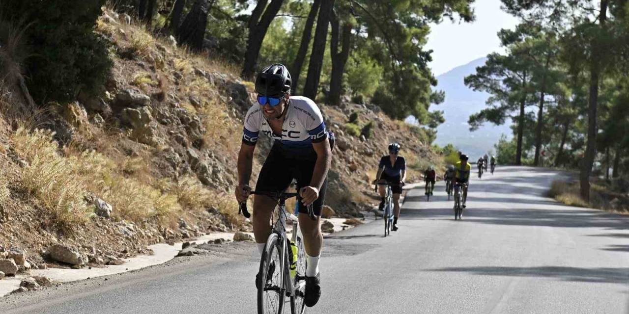 Bin 853 Metrelik Zirveye Pedal Çevirdiler