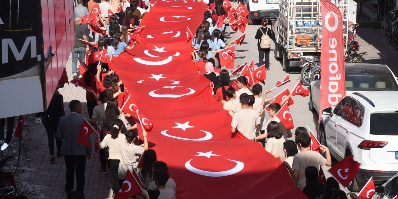 Osmaniye’de 29 Ekim Cumhuriyet Bayramı Etkinlikleri 100 Metrelik Bayrak Yürüyüşüyle Başladı