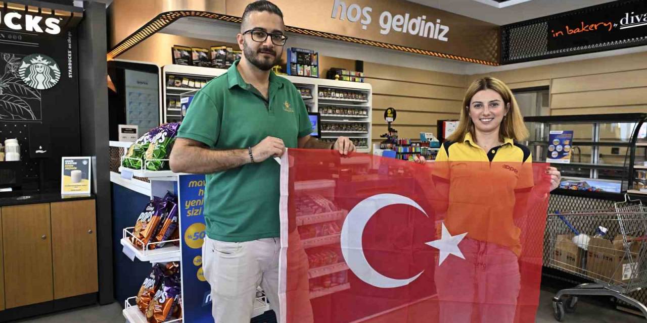 Antalya’da Esnafa 15 Bin Ay Yıldızlı Bayrak