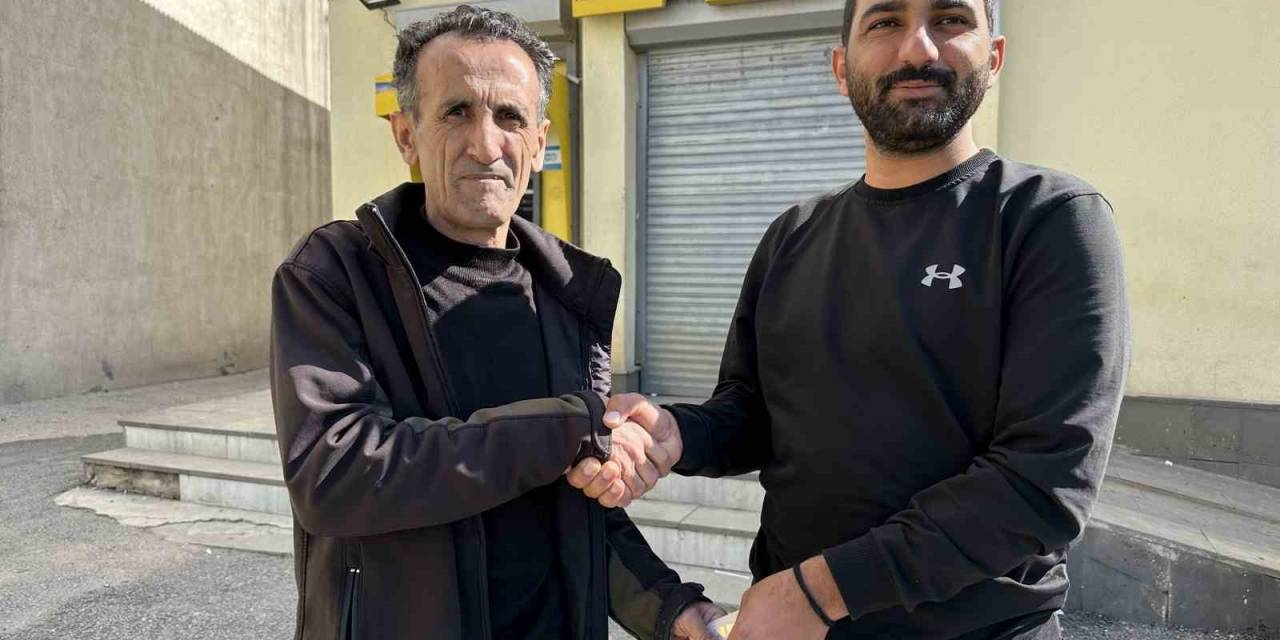İnsanlık Ölmedi Dedirten Hareket: Bulduğu Parayı 2 Haftanın Sonunda Sahibini Bularak Teslim Etti