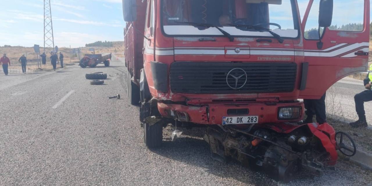 Kamyonla Çarpışan Traktör İkiye Bölündü: 1 Yaralı