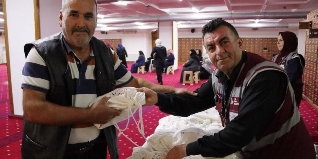 İzmit Belediyesi, Umreye Gidecek Vatandaşları Hediyelerle Uğurladı