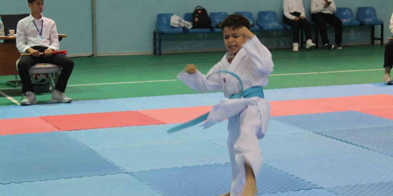Karateciler Kuşak Sınavında Ter Döktüler