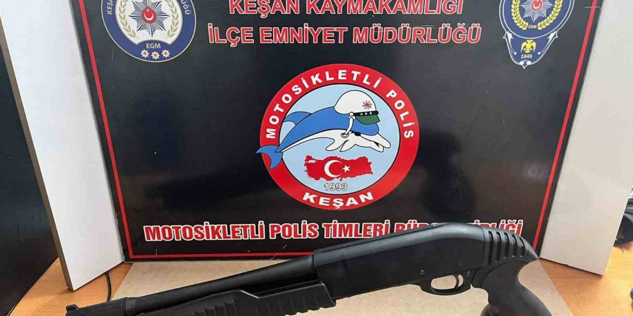 Edirne’de Lastiklerine Ateş Açılarak Durdurulan Otomobildeki 2 Kişi Gözaltına Alındı