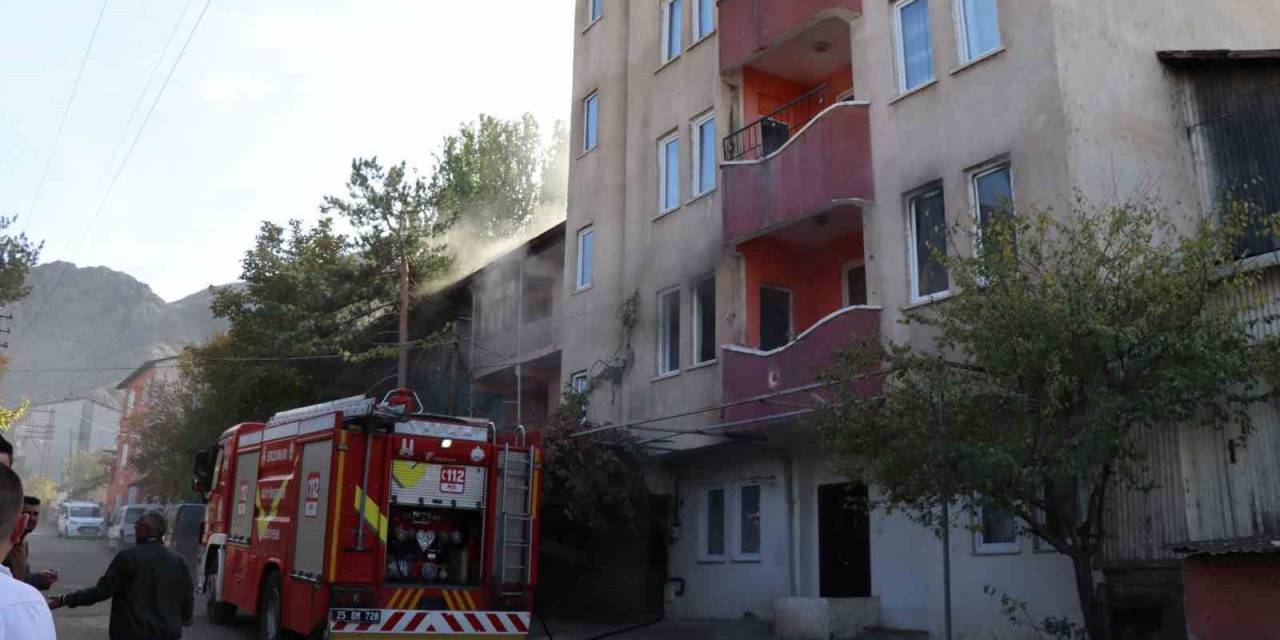 İş Makinesinin Kazayla Koparttığı Elektrik Teli Yangına Neden Oldu