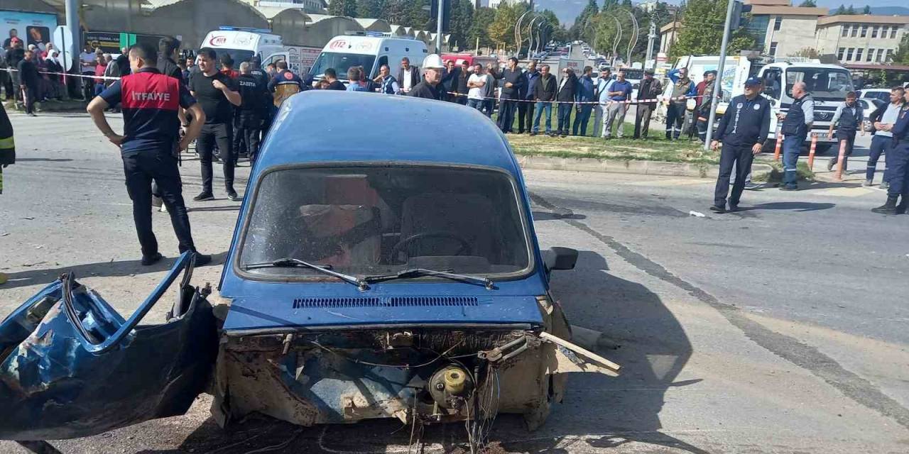 Gediz’de Tır Otomobili Biçti, 1 Ölü 1 Yaralı