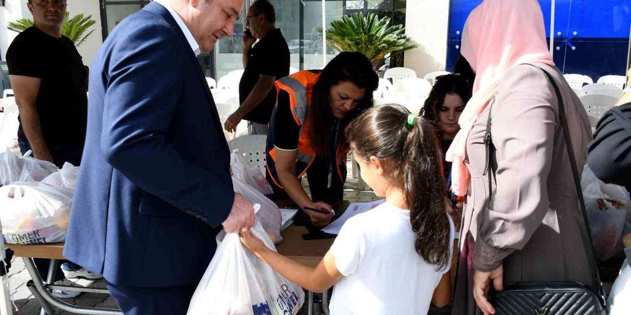 Kuşadası Belediyesi Çocukların Beslenme Çantalarını Dolduruyor