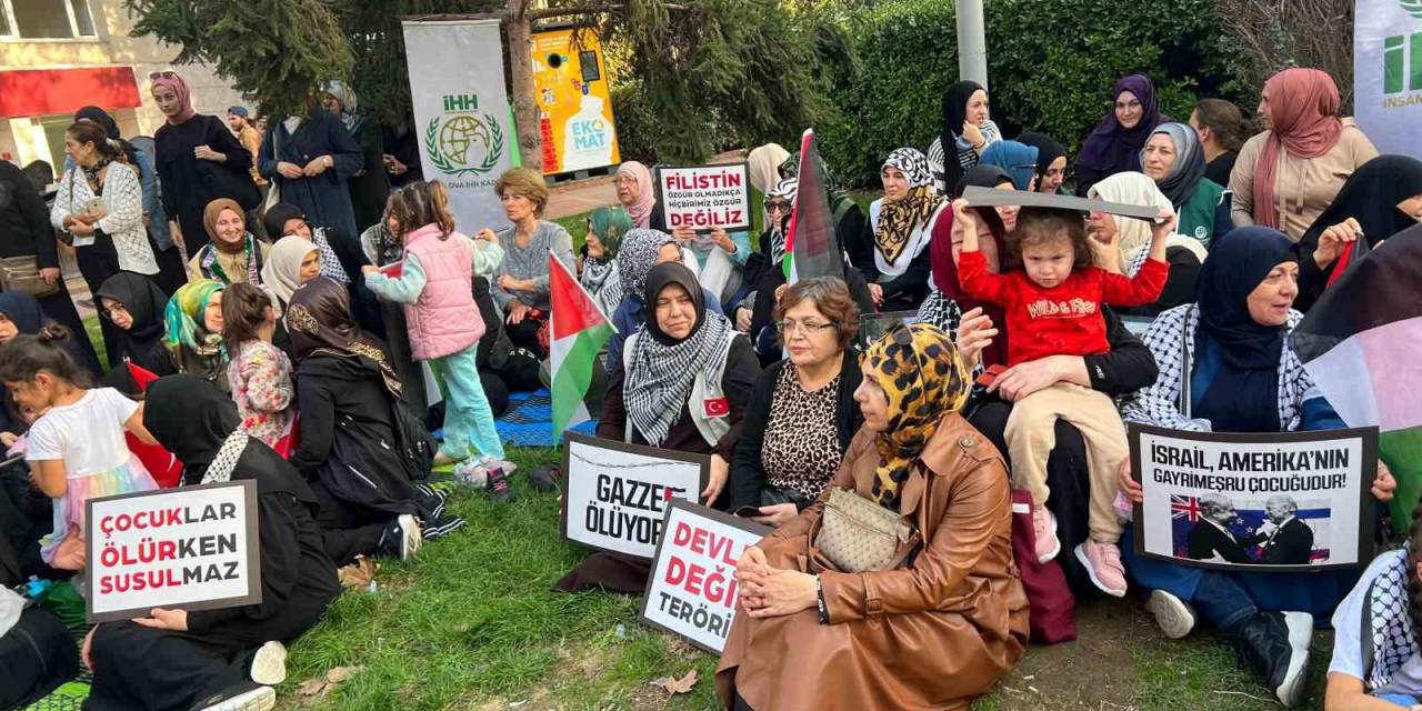 Yalova’da Kadınlar Filistin İçin Oturma Eylemi Yaptı