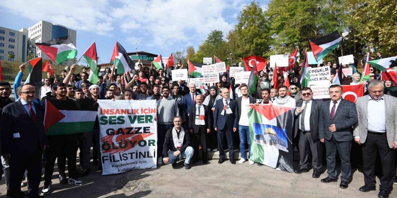 Öğrenciler İsrail Saldırılarını Protesto Etti