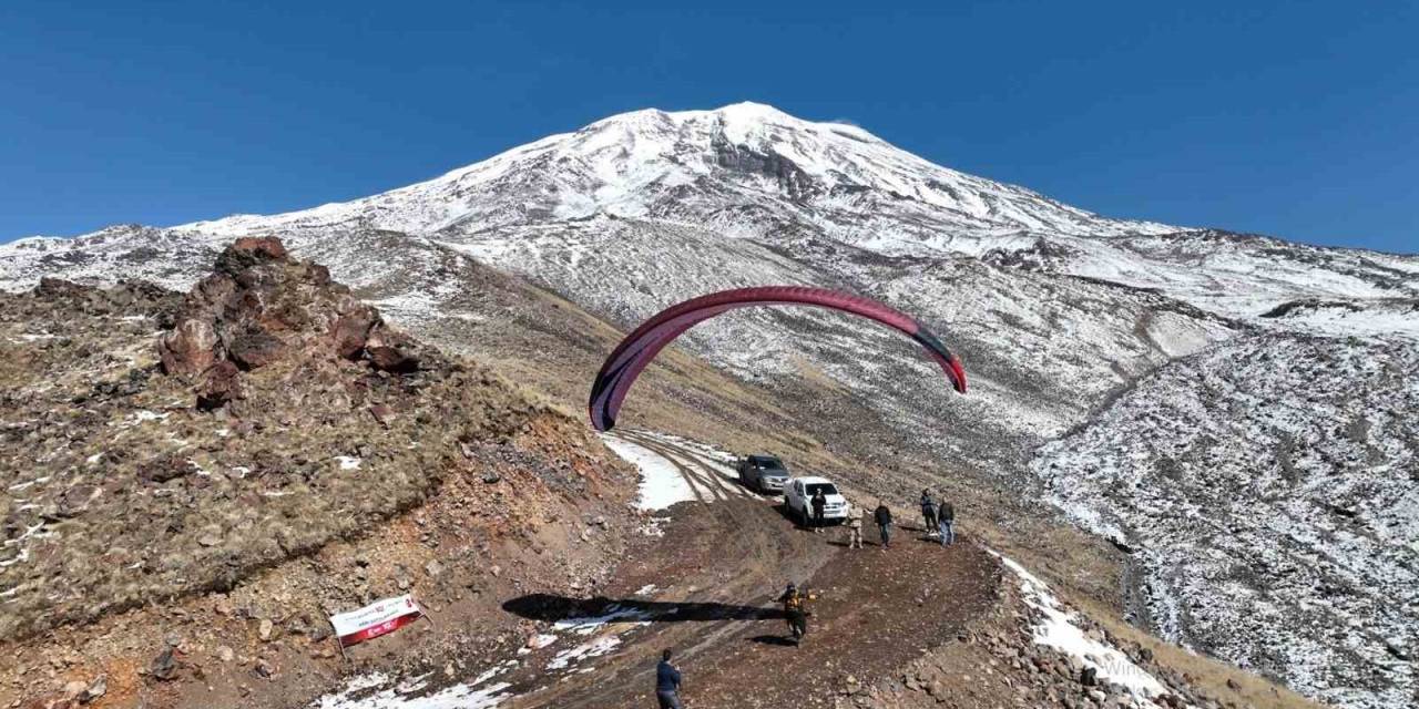 Ağrı Dağı’nda Cumhuriyet Bayramı Coşkusu Yamaç Paraşütüyle Yaşandı