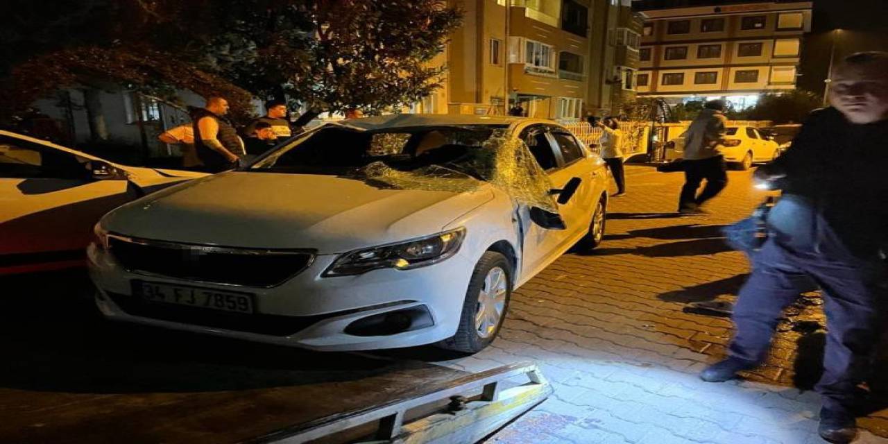 Avcılar’da Park Halindeki Araçlara Çarpan Otomobil Yan Yattı: 1 Yaralı