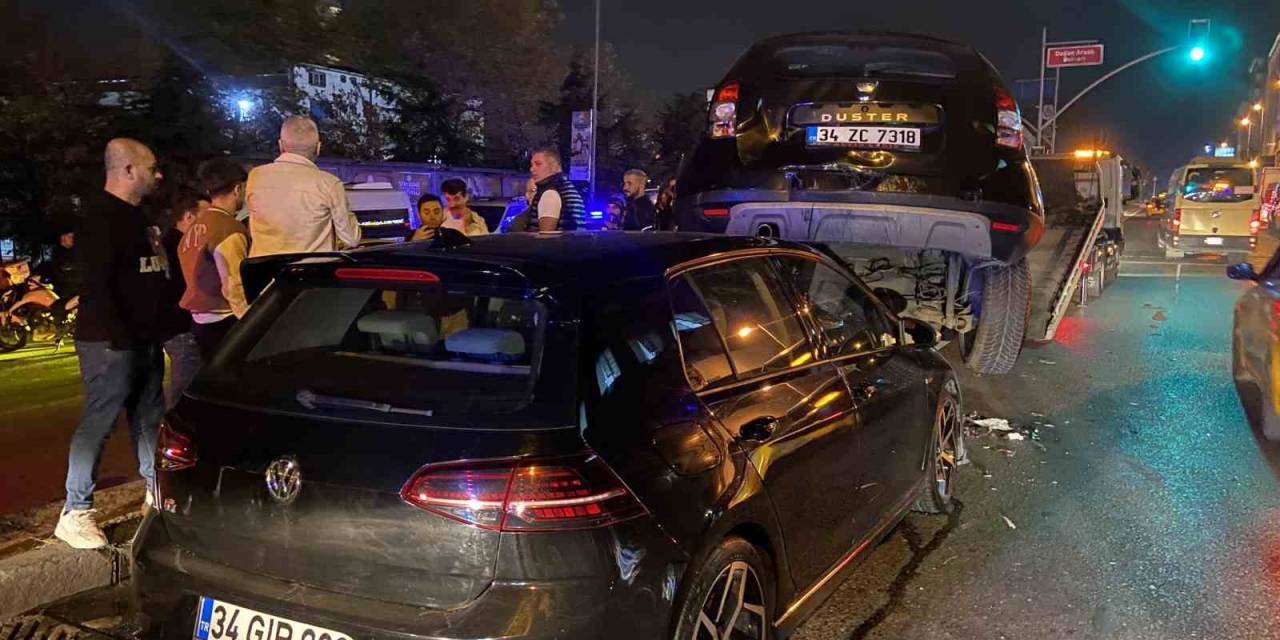 Esenyurt’ta Kırmızı Işıkta Bekleyen Motosiklete Otomobil Arkadan Çarptı: 1 Ağır Yaralı