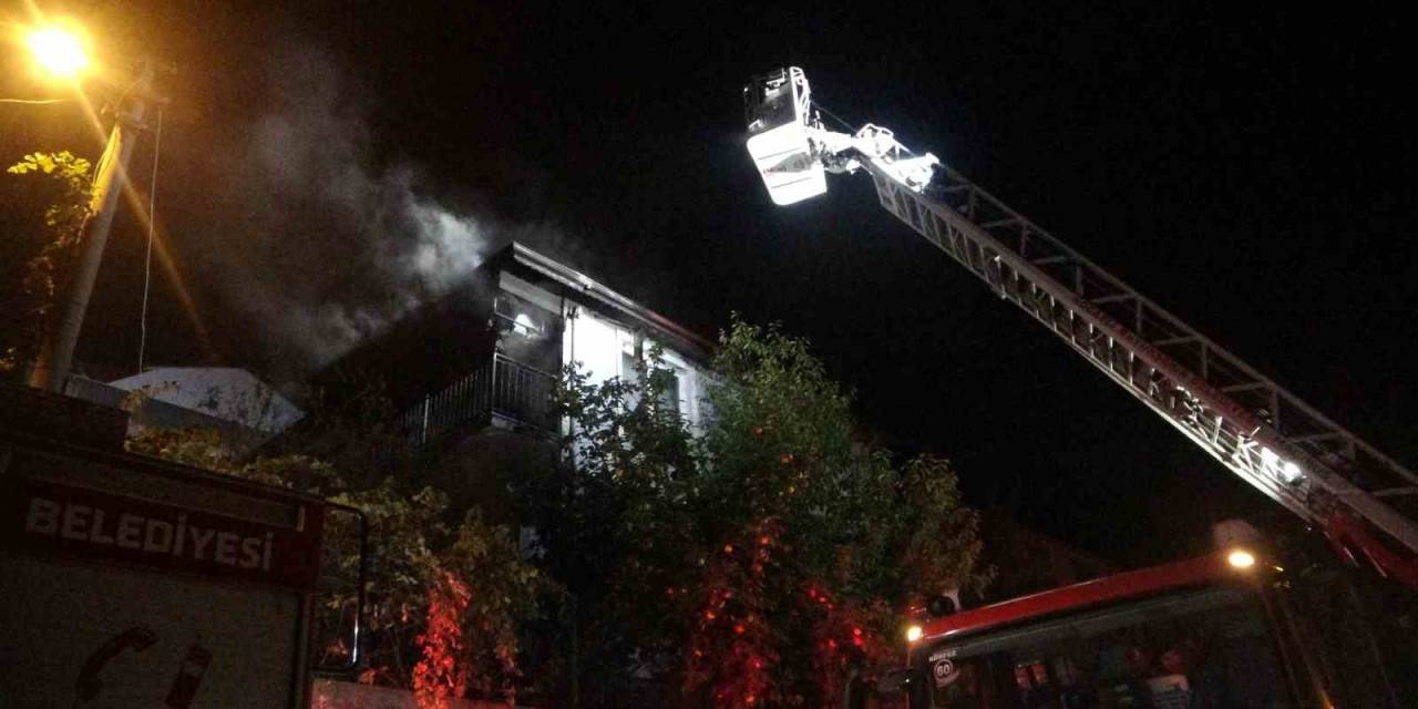 Balkonda Çıkan Yangın Çatıya Sıçradı
