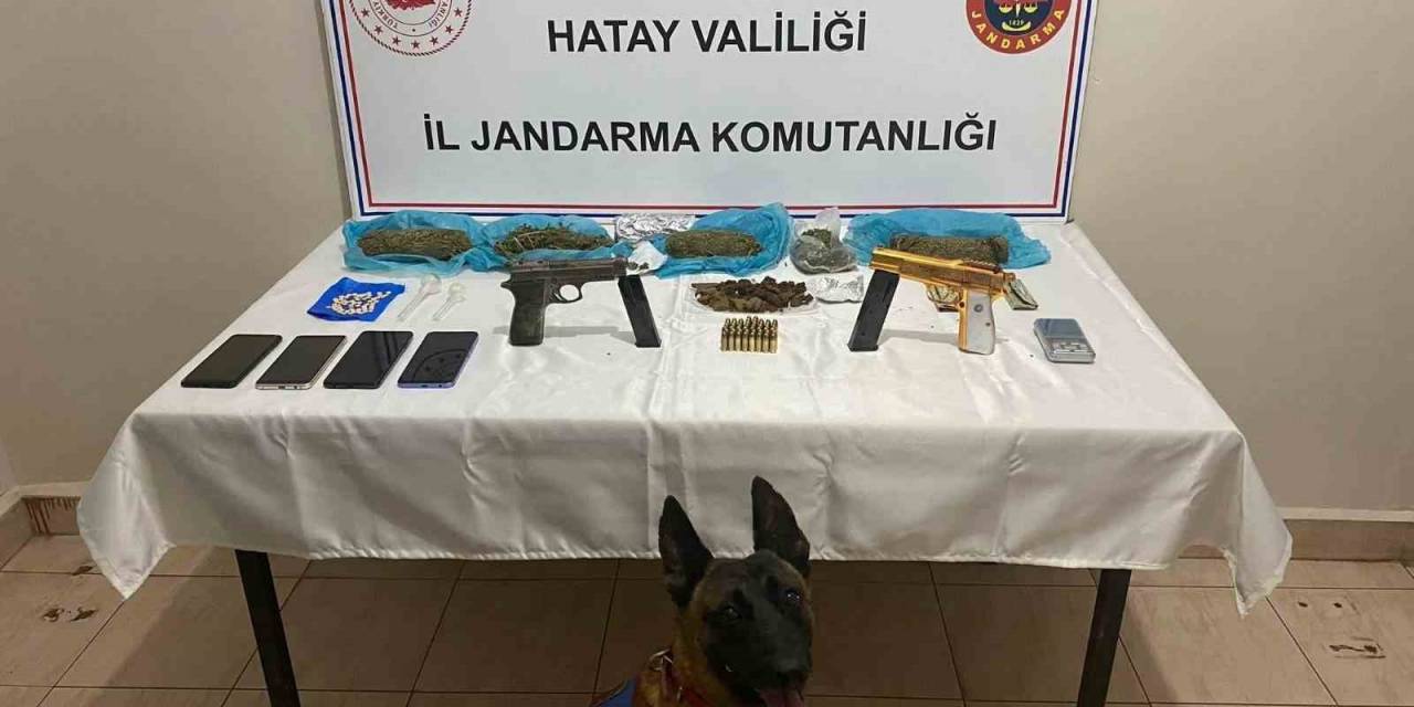 Hatay’da Bir Araçta Yapılan Aramada;2 Tabanca Ve 1 Kilo 250 Gram Esrar Ele Geçirildi