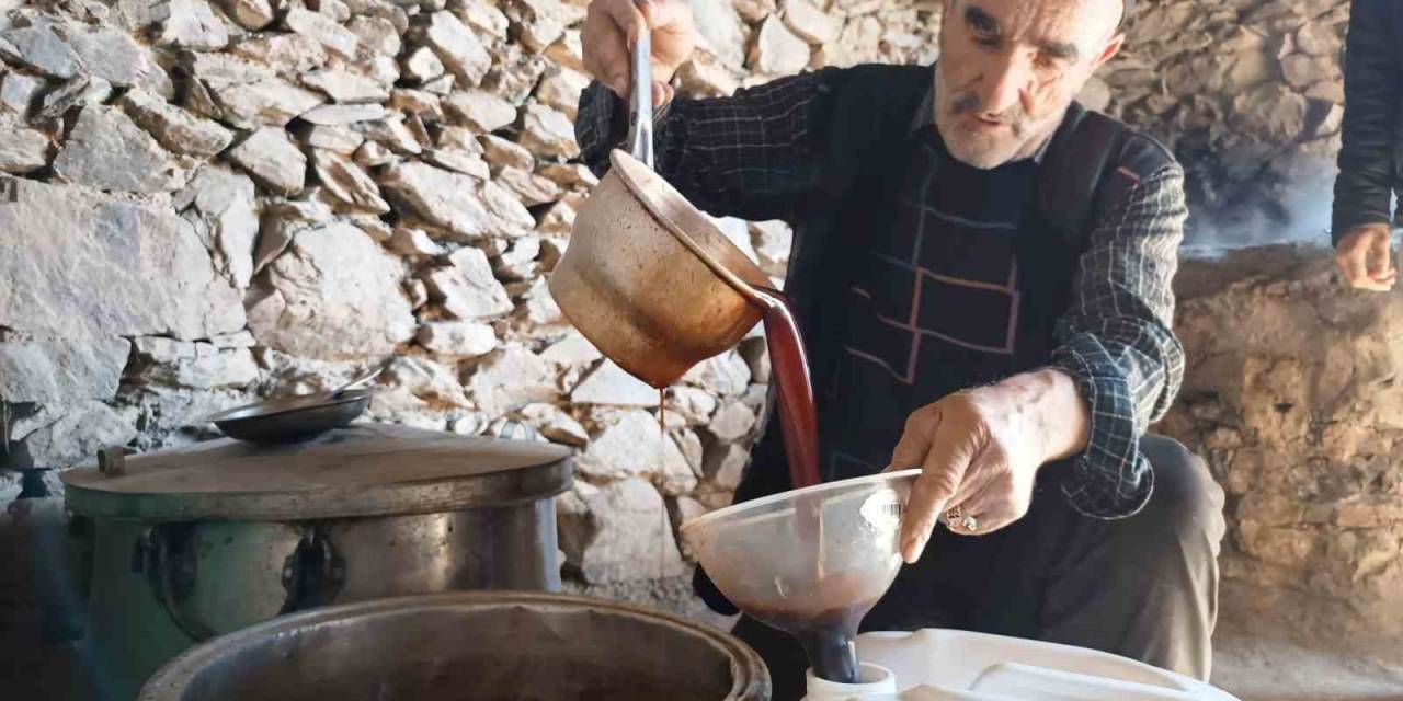 Hizan’da Üzüm Pekmezinin Üretimi Devam Ediyor