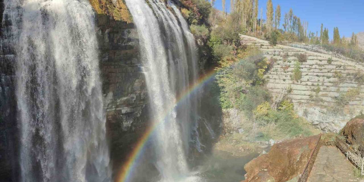 Tortum Şelalesi Gökkuşağı İle Süslendi