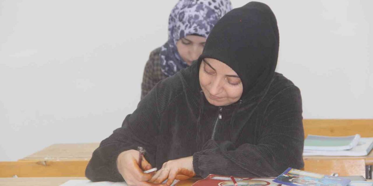 Öğrenmenin Yaşı Yok Dediler, Şimdi Çocuklarının Okuduğu Sıralarda Okuma Yazma Öğreniyorlar